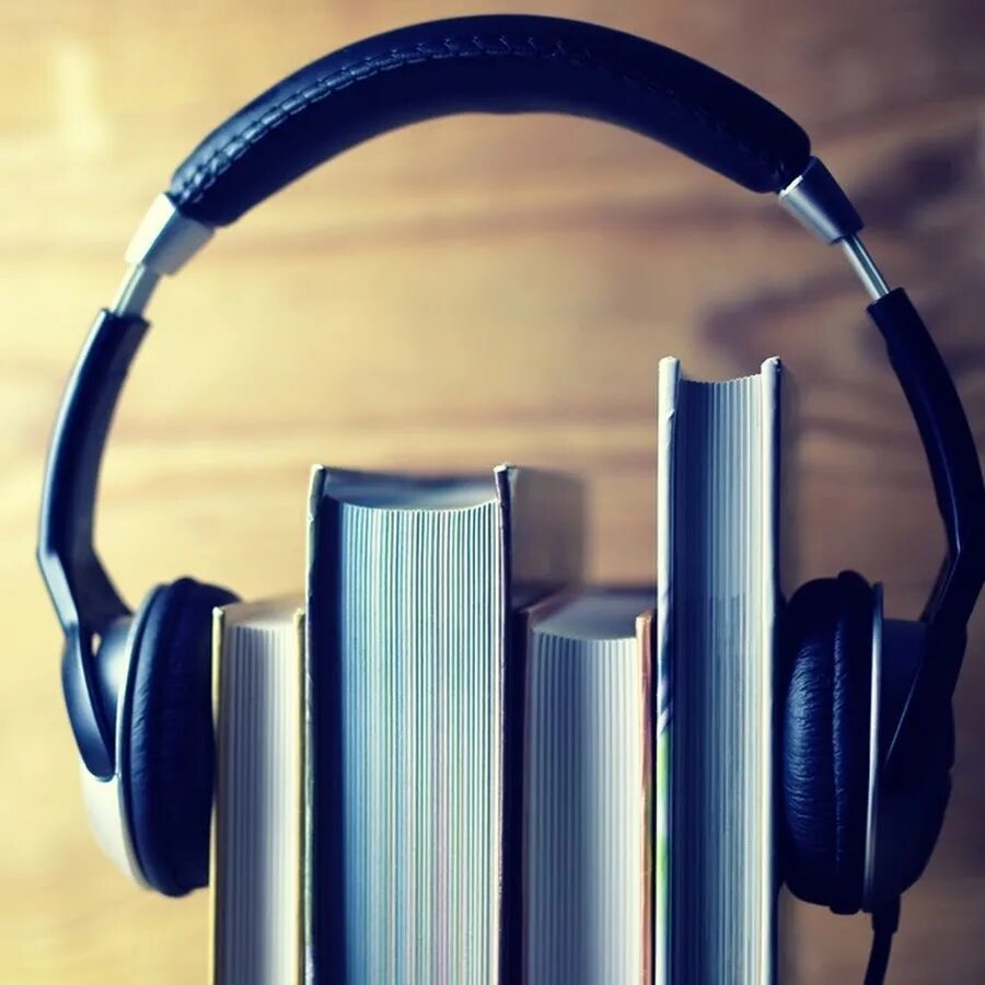 Audiobooks download. Наушники подкаст. Подкаст книга. Прослушивание аудиокниг. Образовательные подкасты.