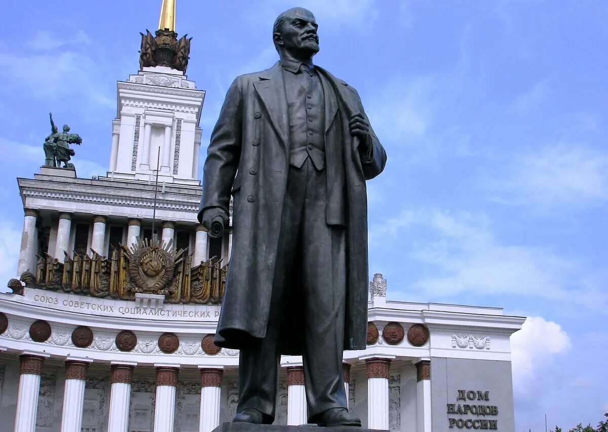 В каком городе стоит ленин. Памятник ленину в москве. статуя ленина в москве. самый большой памятник ленину в москве.