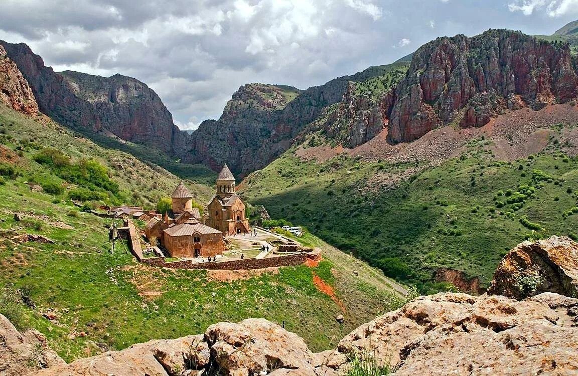 Сайты арцах. Монастырь Нораванк Армения. Долина нарованка Армения. Монастырь Дадиванк Нагорный Карабах. Нораванк достопримечательности Армении.