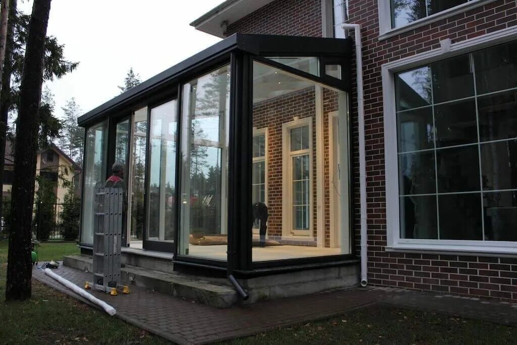 Остекление крыльца. Остекленный балкон в частном доме. Застекленное крыльцо. Остекление крыльца. Остекление крыльца.