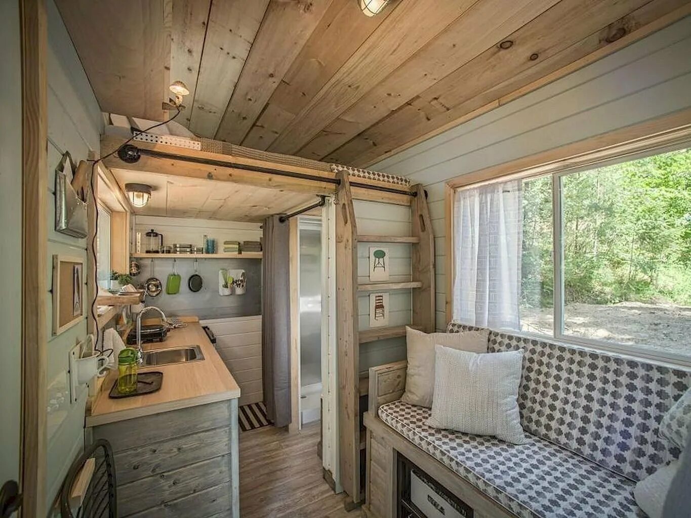 Грузовичков дача. Тини Хаус 30 кв. Tiny House с односкатной крышей. Тини Хаус 30 кв планировка. Мини-домик "tiny House" с кухней 7х4.8м.