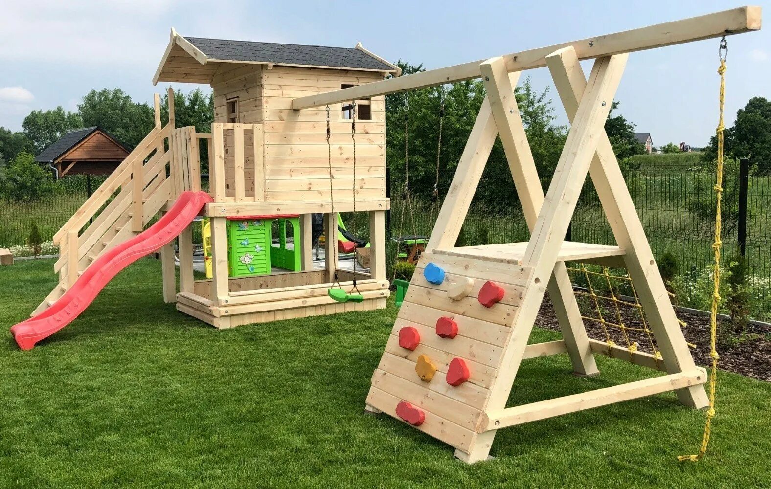 Детский деревянный домик. Домик детский. Детский домик для дачи. Детский деревянный домик. Детская площадка из дерева.