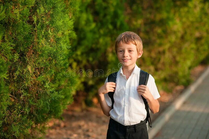 Мальчик бежит в школьной форме. Мальчик в рубашке бежит. Мальчик идет фото в анфас. Школьник в парке идёт домой.