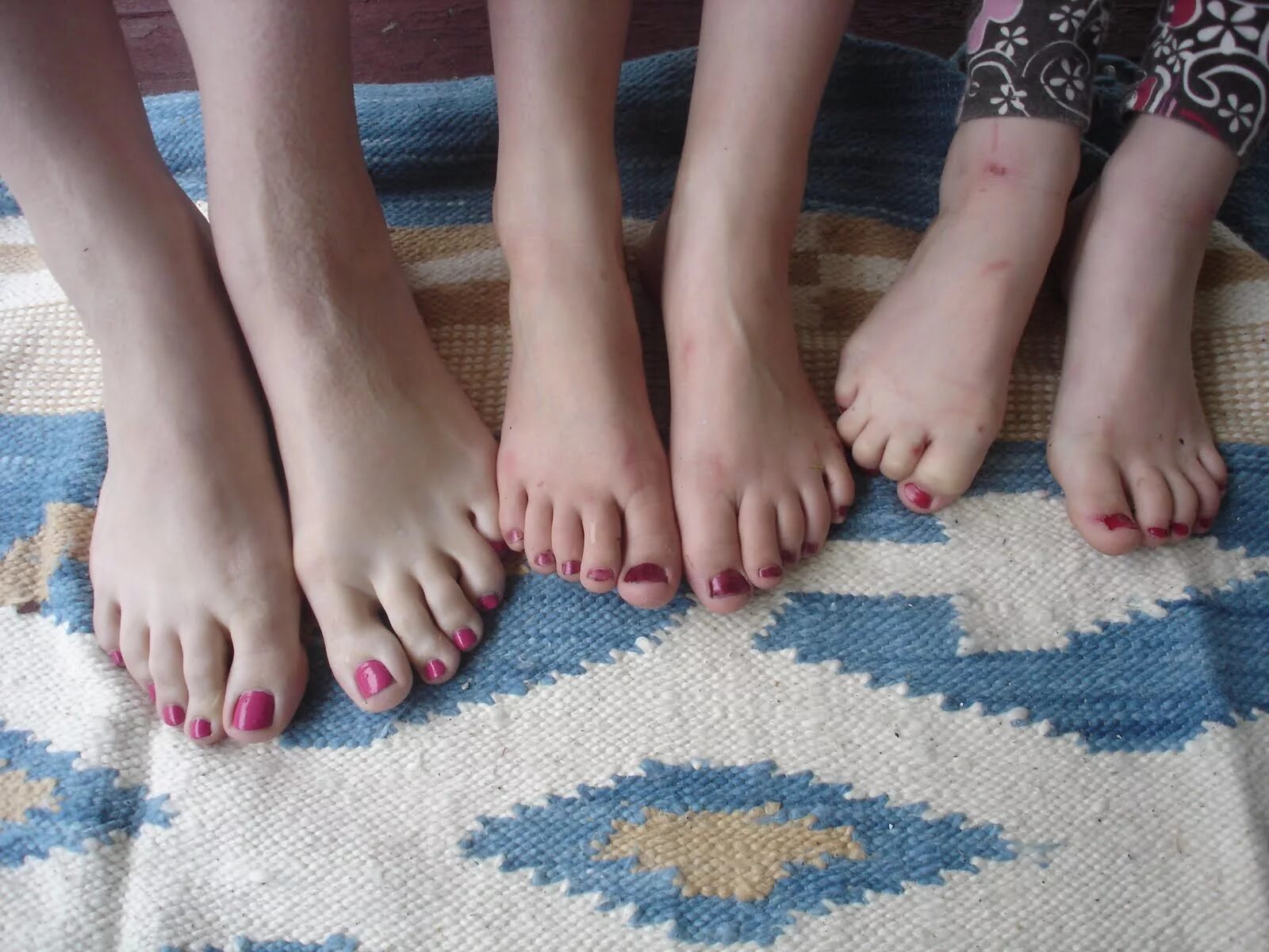 Девочка Toes. Йогурт Toes. Painted Toes youtube. Boy barefoot Couch. Foot сайт