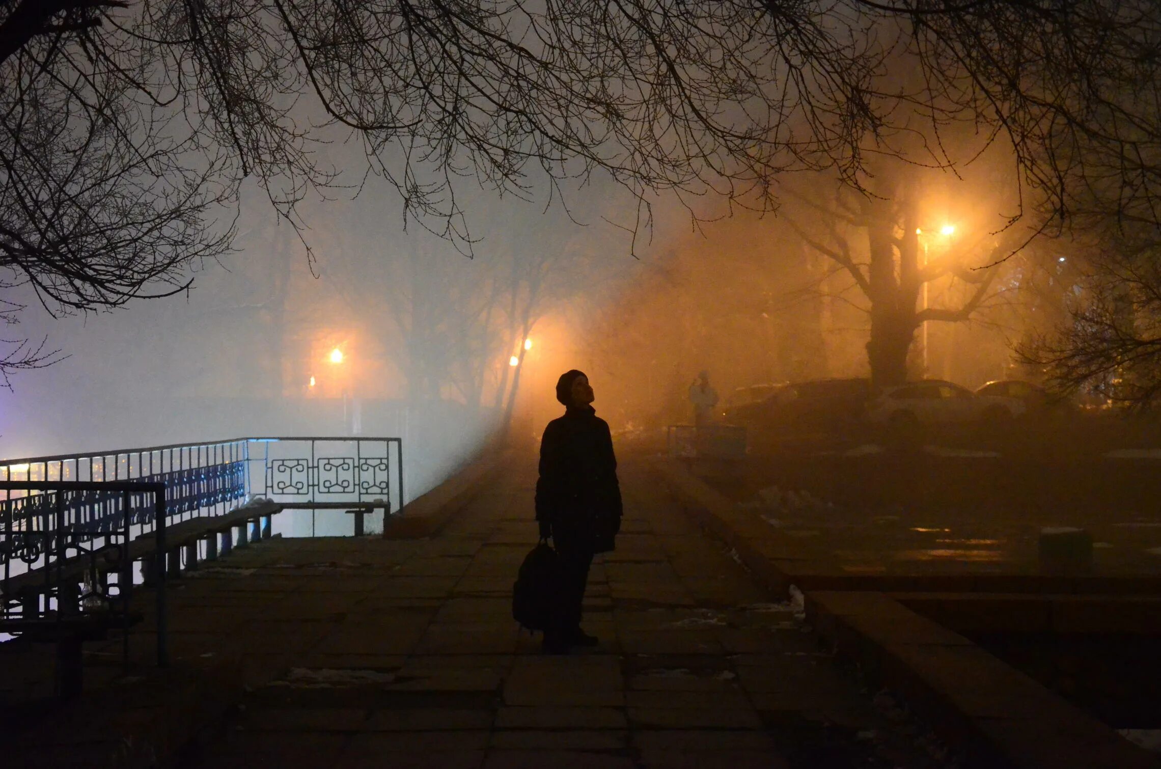 Вечерняя прогулка. Прогулка ночью. Гулять вечером. Одиночество в городе. Ночь свет ветер