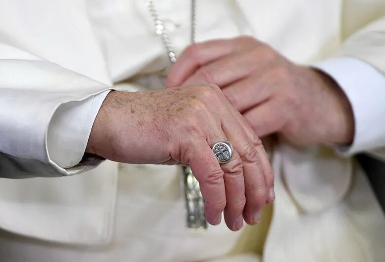 Pope now lets people kiss his ring Metro News