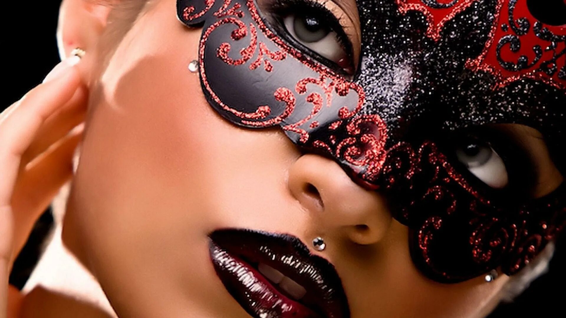 Модель в маске. Девушка в карнавальной маске. Красивая девушка в маске. Гламурные картинки. Девушка в маскарадной маске.