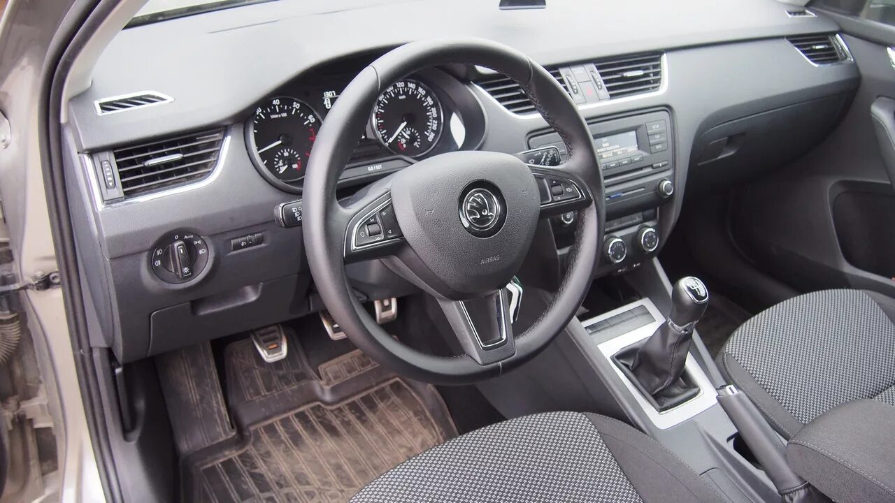 Skoda octavia iii (a7) салон. Шкода а7 салон. Octavia a7 active. Шкода рапид а7. Комплектация шкода а7.