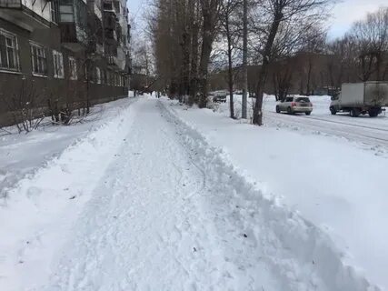 На асфальте снег ложится