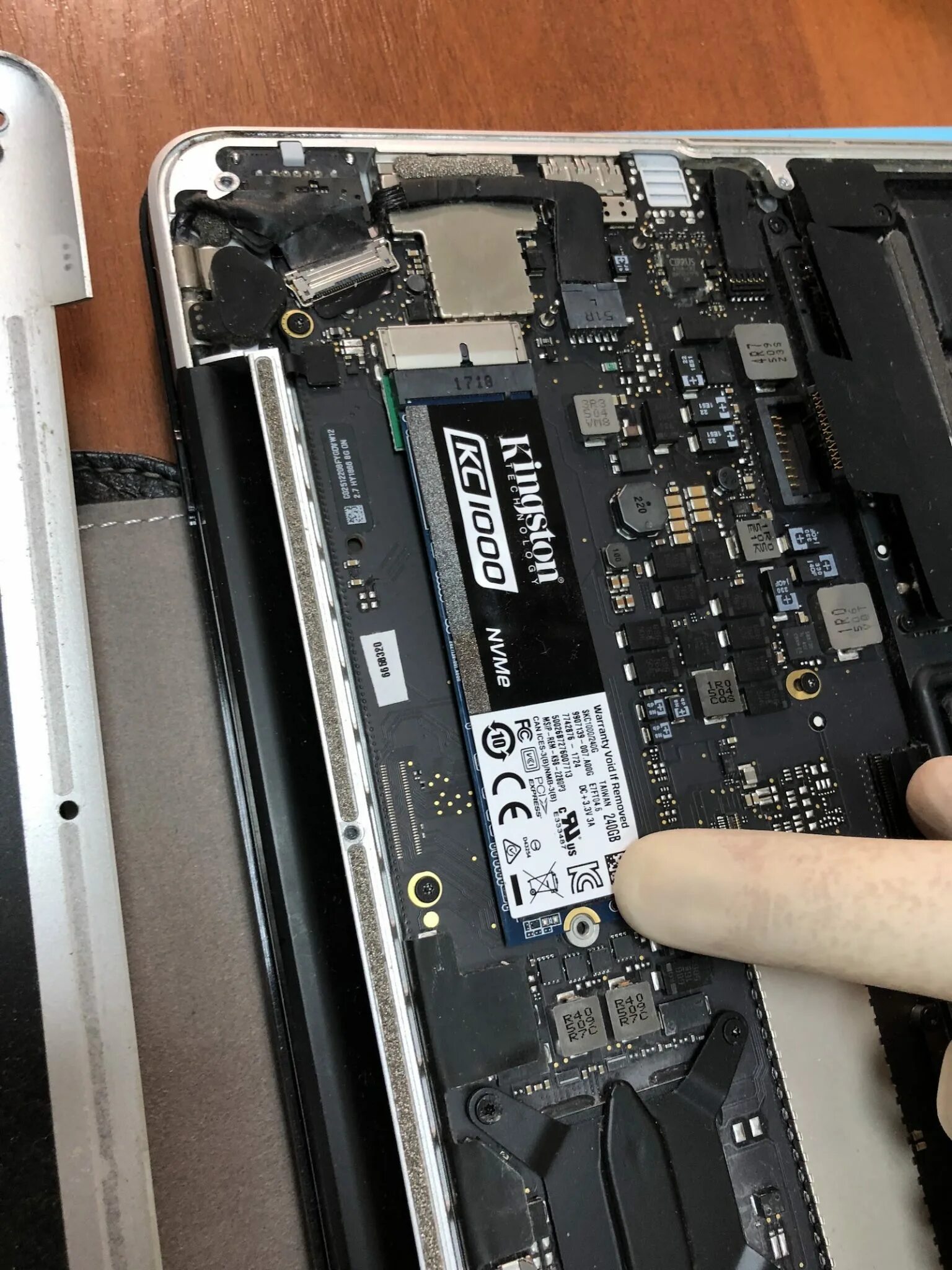 Батарея bios macbook pro 2009. Замена диска macbook. Macbook pro 13 шлейф аккумулятора. Macbook с замененным hdd. Замена диска macbook.