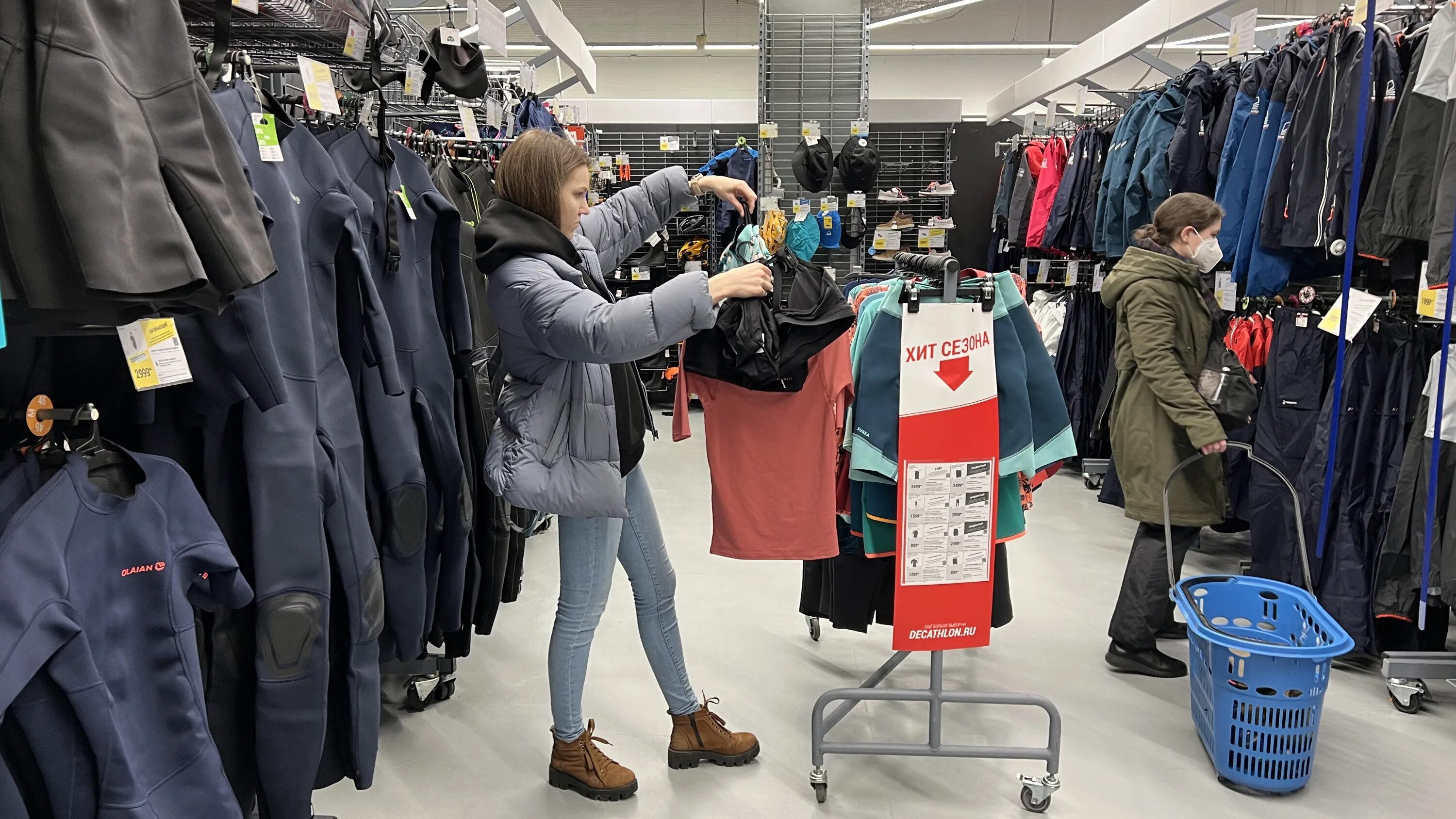 Магазин декатлон. Декатлон работа сегодня. Декатлон сотрудники. Декатлон работа сегодня. Магазин декатлон.