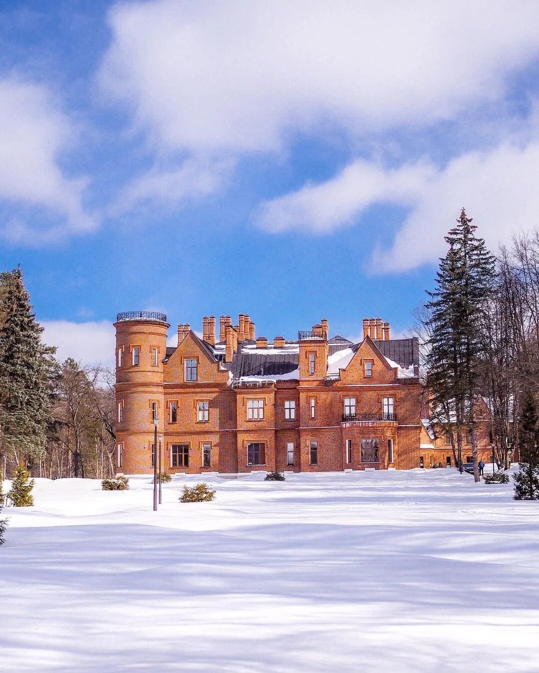 К усадьбе васильевское (замку князей щербатовых). Усадьба васильевское щербатовых. Посёлок герцена одинцовский район. Замок в кубинке усадьба щербатовых. Санаторий имени герцена одинцовский район.