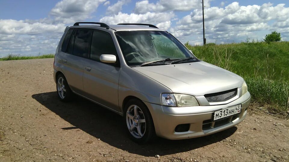 Купить демио владивосток. Mazda Demio 1. Mazda Demio dw3w. Mazda Demio 1998. Мазда Демио dw3w на 17 колесах.