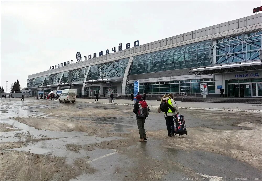 Аэропорт толмачева работа. Старый аэропорт толмачево. аэропорт толмачево старый терминал. аэропорт толмачево 2000 год. новороссийск аэропорт толмачево.