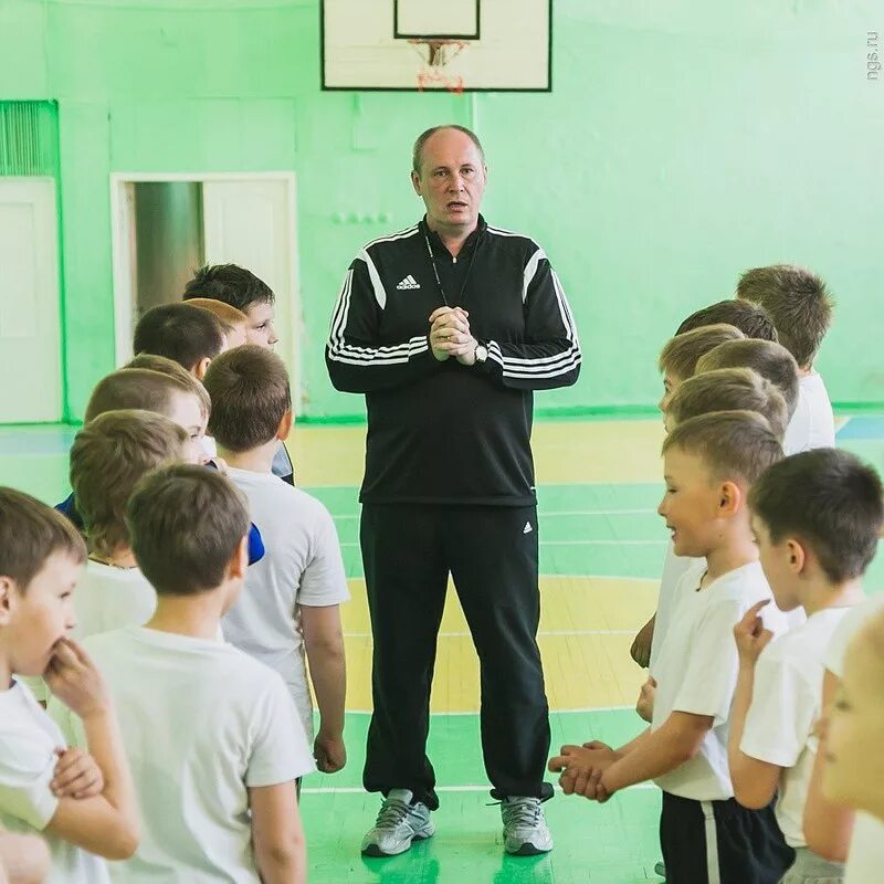 специальность у учителя физкультуры. мистер вудкок 2007. учитель физкультуры с детьми. профессия учитель физической культуры. как зовут учителя физкультуры.