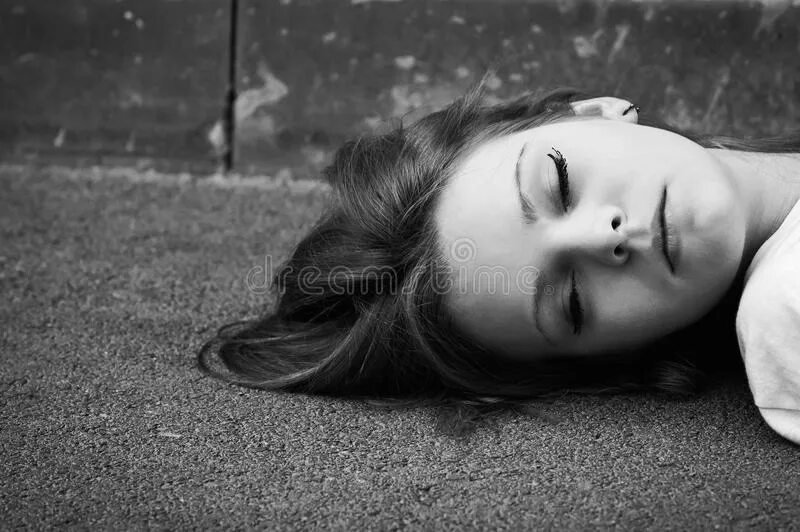 Лежачая девушка. Лежит на обочине девочки. Лежит на обочине девочки. Девушка парит в воздухе. Девушка сидит на дороге.