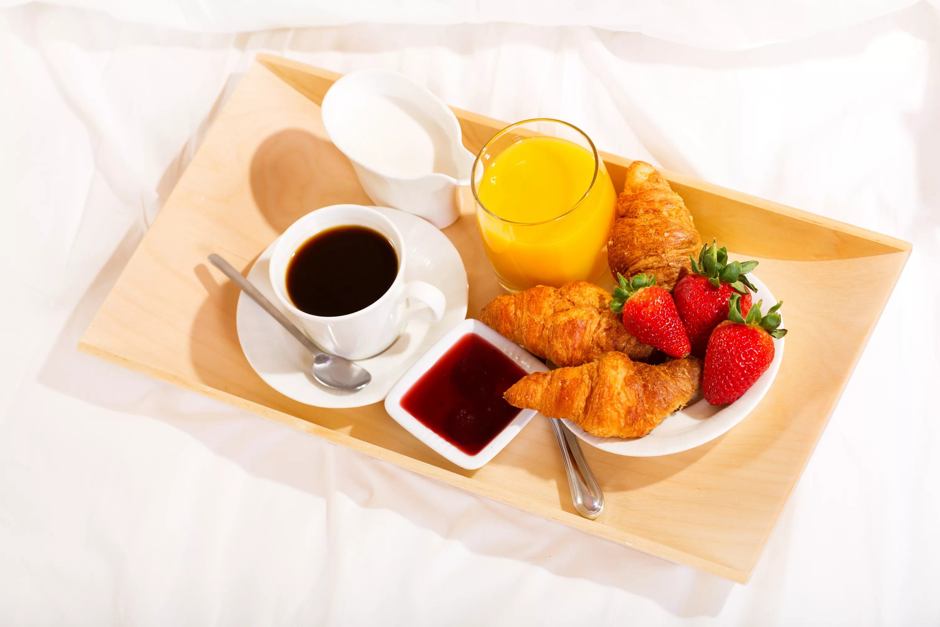 Обед в постель. Завтрак с кофе. Завтрак в постель. Красивый завтрак. Поднос завтрак.