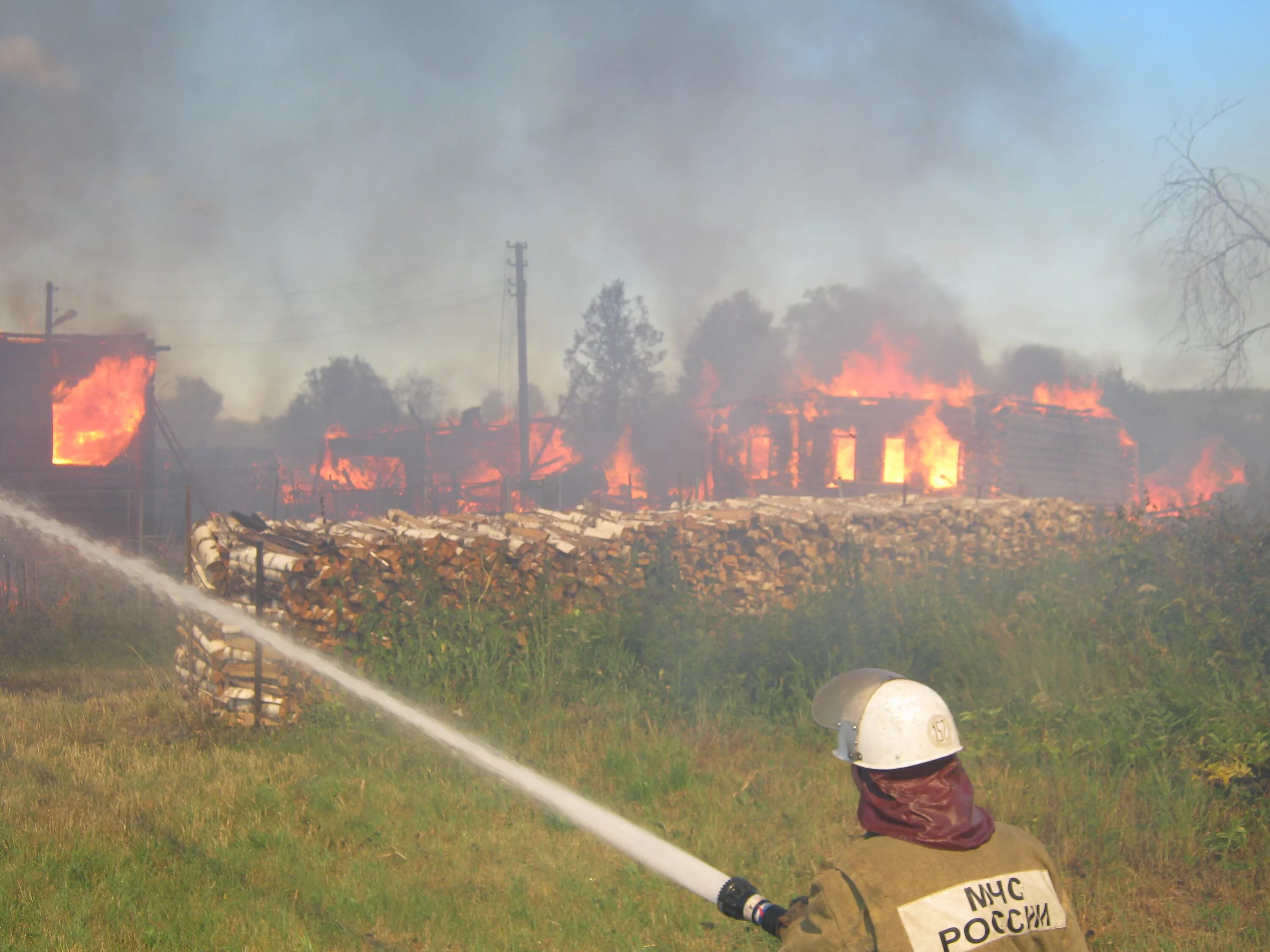тушение пожаров в сельской местности. пожарная охрана. пожары в сельских населенных пунктах. тушении пожаров в населенных пунктах. пожар в сельской местности.