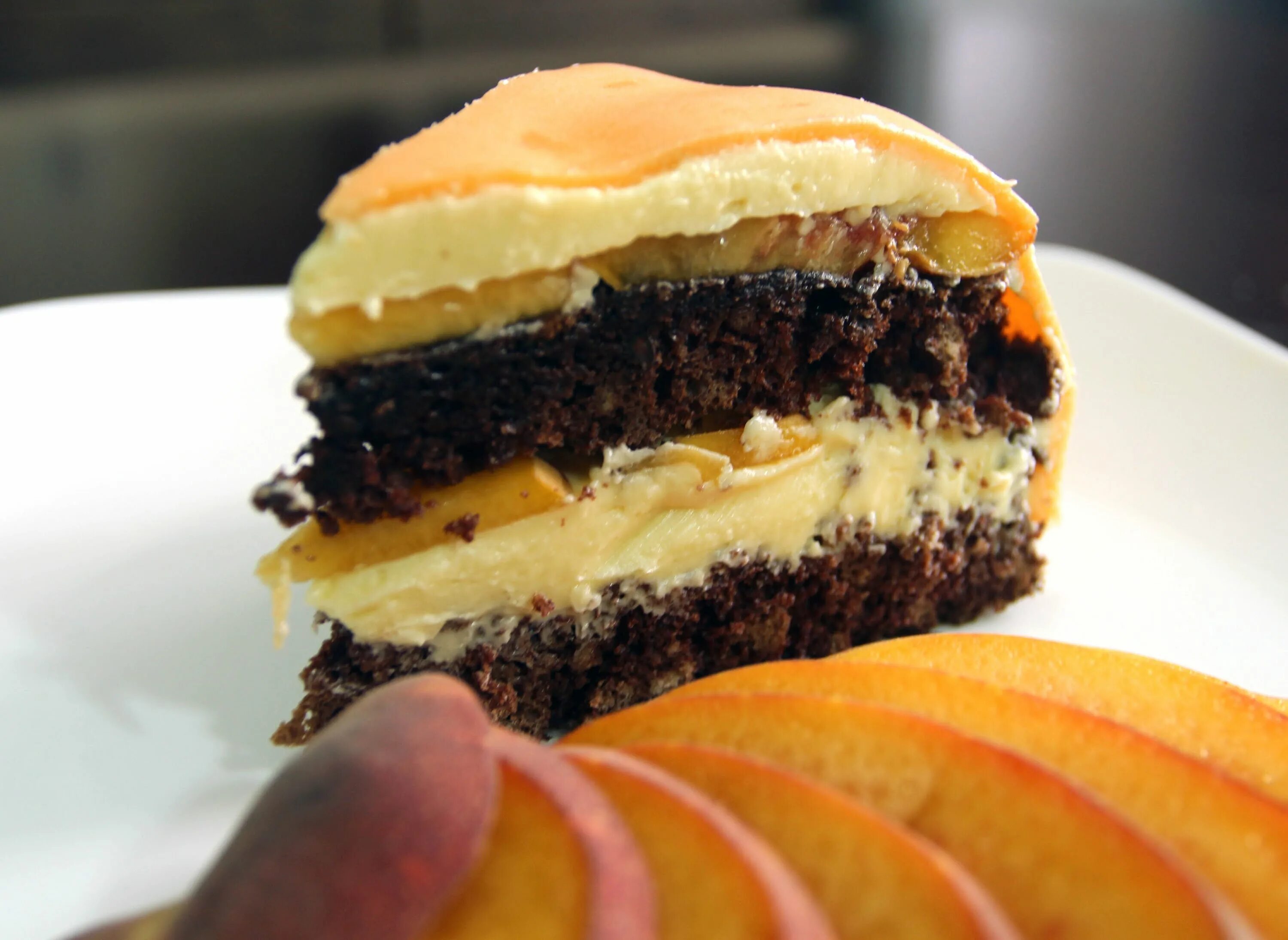 персик шоколадный торт. персик шоколадный торт. украсить торт персиками. шоколадный торт с персиками. шоколадный торт с персиками.