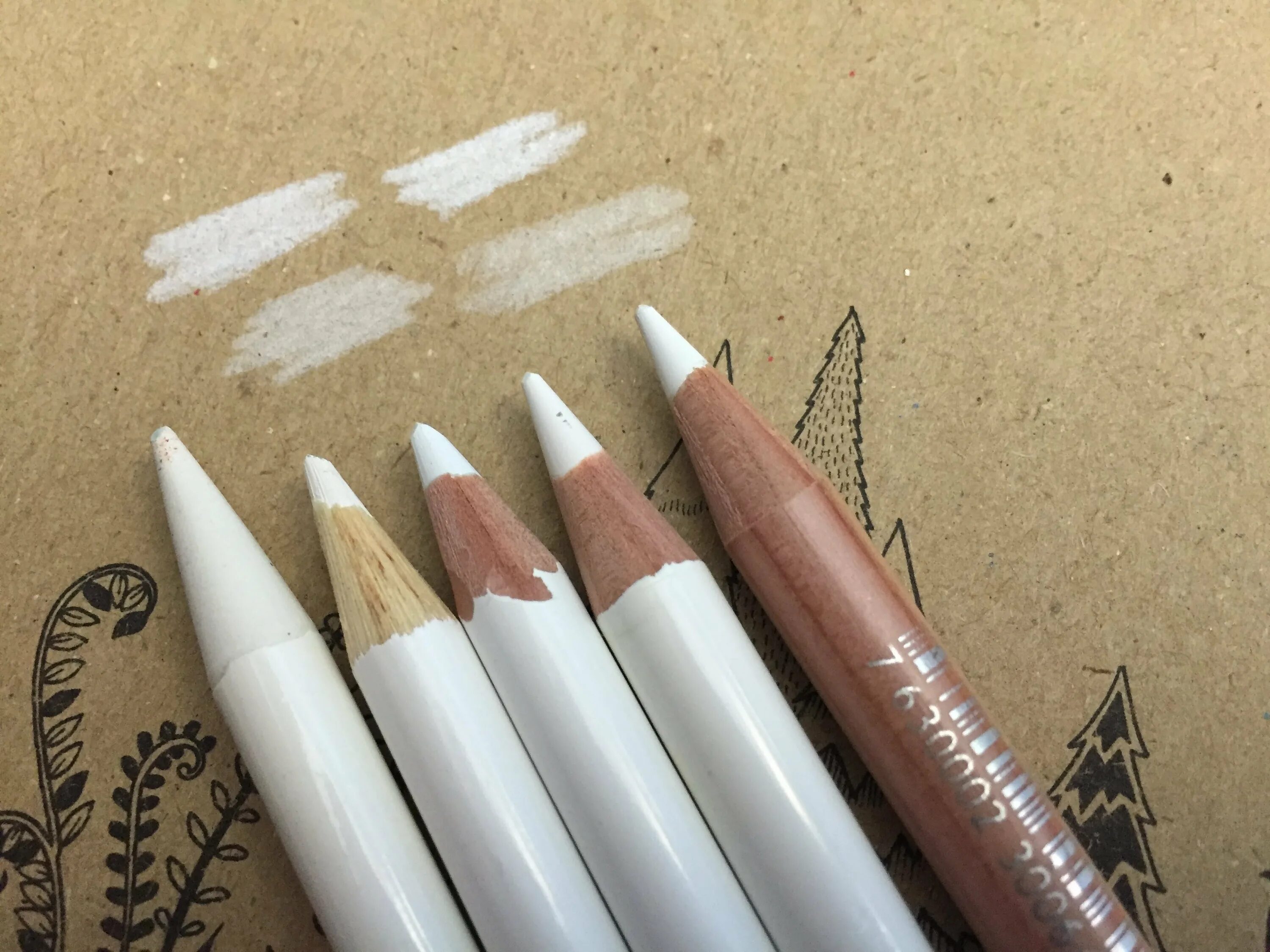Белый карандаш. Рисование карандашом. Белый карандаш для рисования бликов. Белый карандаш художественный.
