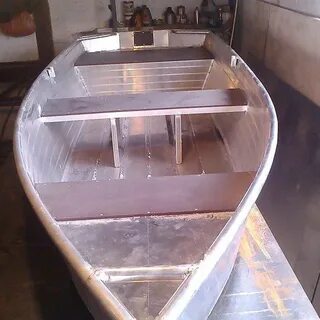 Лодка силами