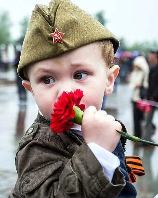 Маленький военный. Дети в военной форме. Маленькие дети в военной форме. День Победы дети. С днем Победы.