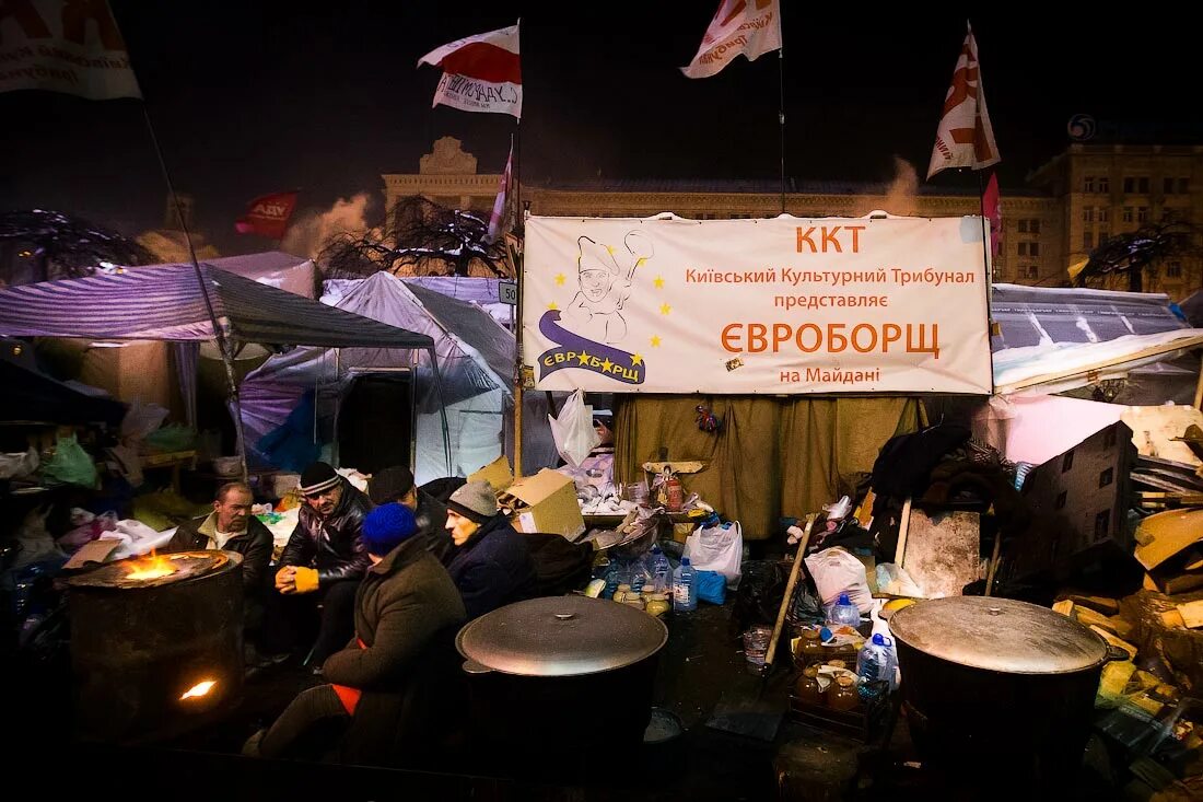 Сколько длился майдан. Сцена на Майдане 2014. Майдан сцена. Сцена на Майдане 2014 на карте. Майданыха.