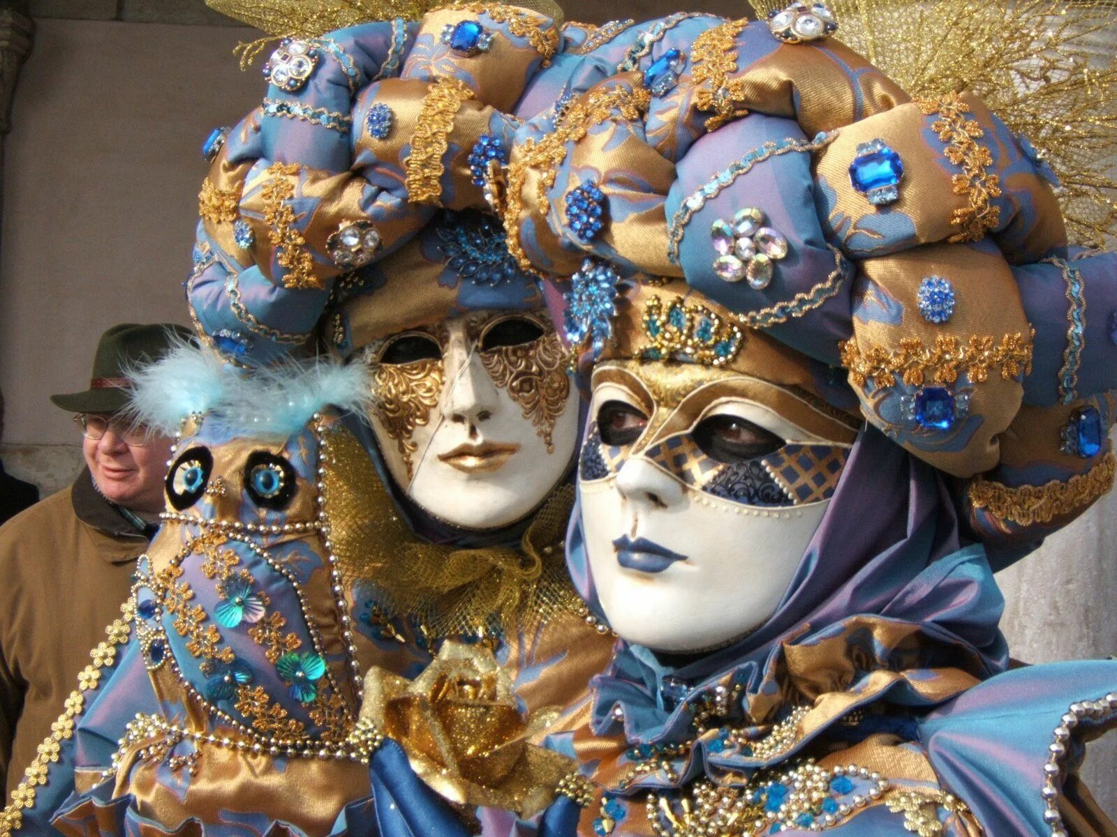 Carnevale di Venezia маски. Венецкий карнавал в Италии. Маска Венеция для карнавала. Педролино Венецианский карнавал. Карнавальный человек