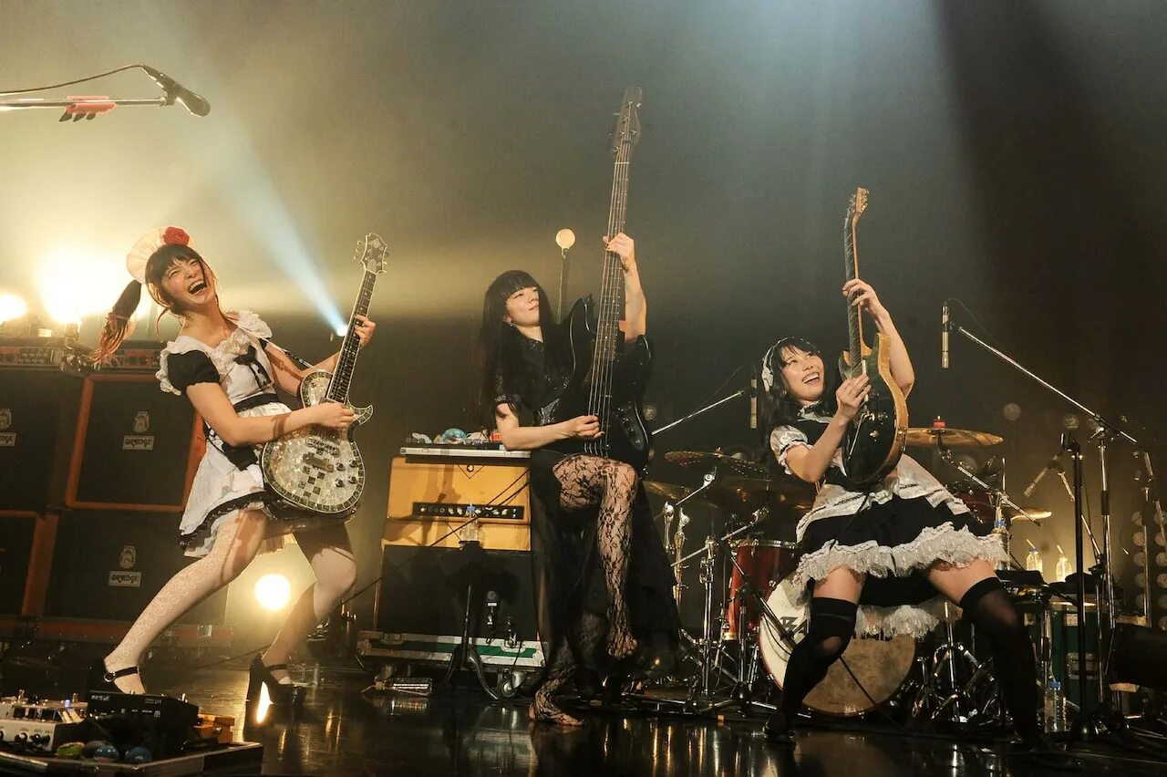 Рок группы оркестр. Band-Maid японская группа. Женские рок группы. Японские Хард рок группы. Японская Хард рок группа трое.