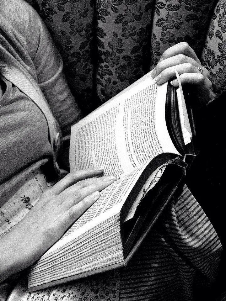 Читающие книгу руки