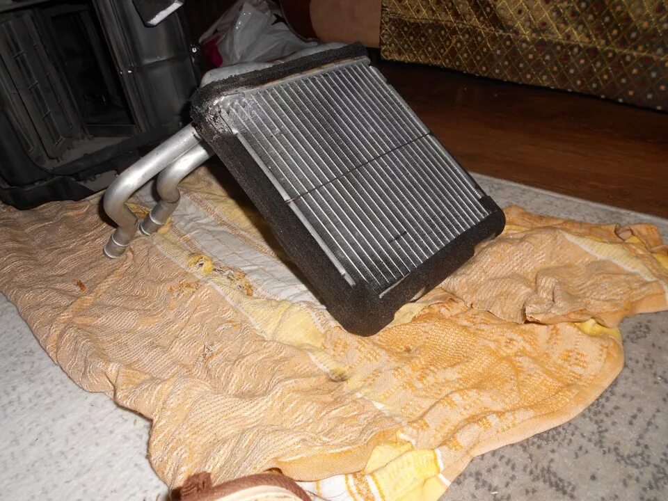 Доп радиатор ваз 2114. Второй радиатор печки на газель старого образца. Второй радиатор печки. Доп радиатор на ниву 2121. Соболь су радиатора печки.