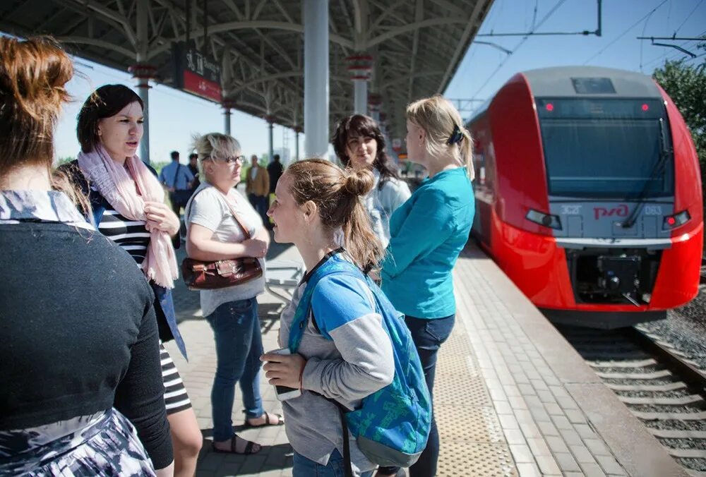 Поезд Москва. Смена Сапсана. Депо 3 вокзала афиша 13 августа. Фото из толпы на платформе Новохохловская. Электрички никольское нижегородская