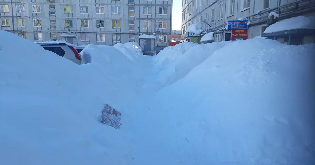 Сугробы в Кировске Мурманской области. Заозерск Мурманская область сугробы. Кировск Мурманская область снег. Много снега. Сугробы раньше