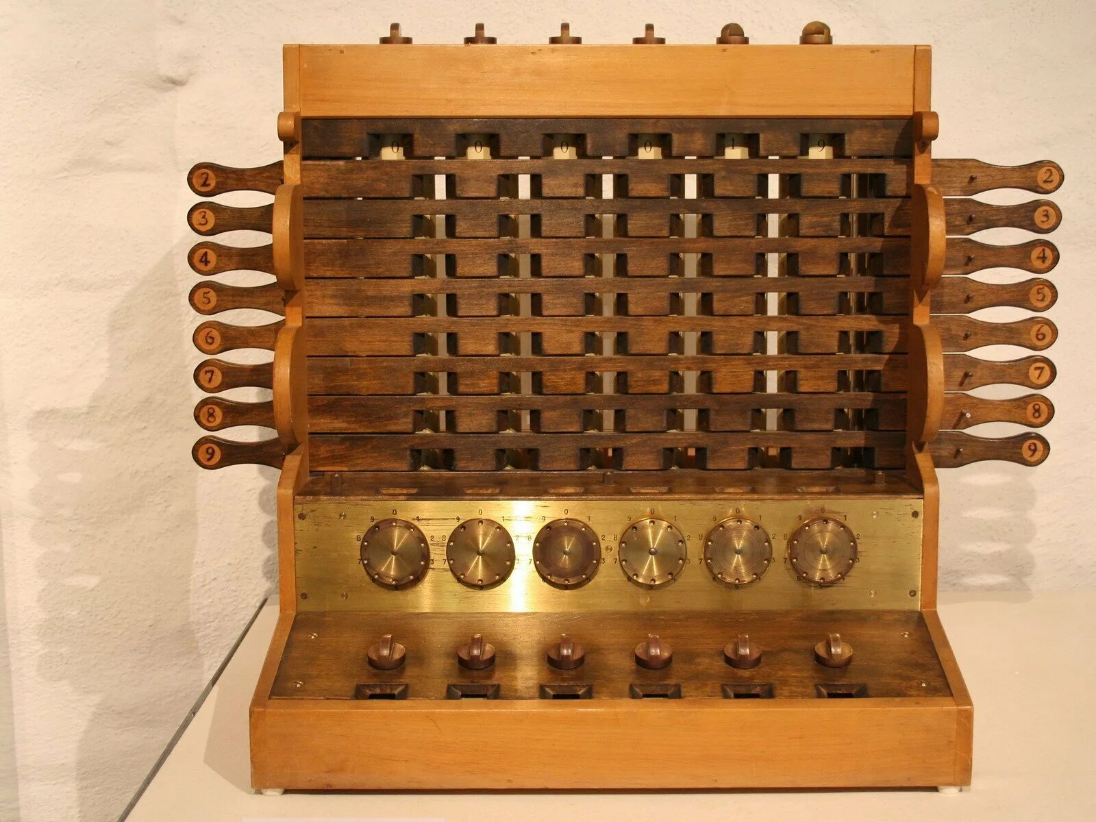 Первая машина механика. Счетная машина Вильгельма Шиккарда. Считающие часы Вильгельма Шиккарда. Первый механический калькулятор Вильгельма Шиккарда. Механическая счетная машина Шикарда 1623.