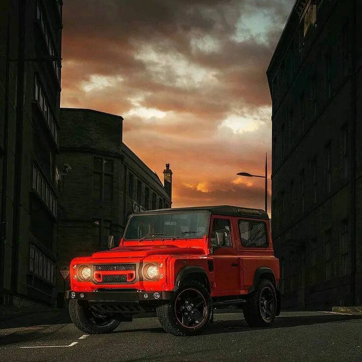 Defender красный. Land Rover Defender рыжий. Defender Orange. Chelsea Truck Company. Red Defender Wallpaper.