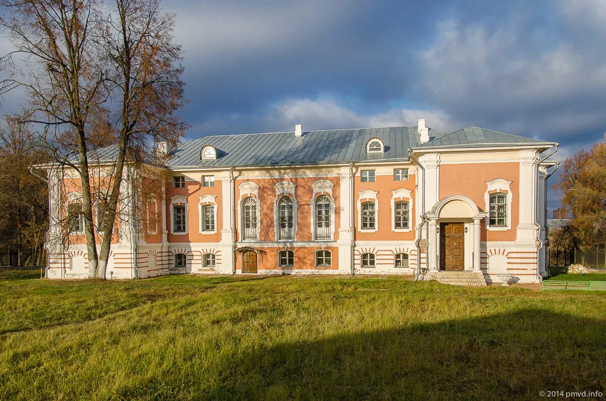 Подмосковном чехове. Усадьба Лопасня-Зачатьевское. Усадьба Зачатьевское в Чехове. Усадьба - Лопасня-Зачатьевское (Московская обл, Чехов, Пушкина 10).