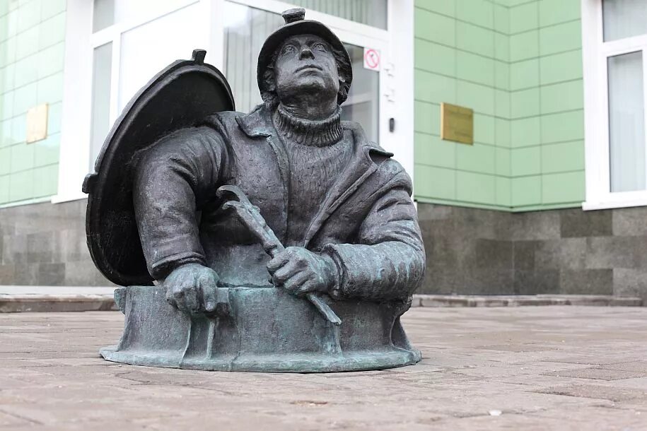 Два одинаковых памятник. Памятник слесарю водопроводчику в Москве. Памятник сантехнику проспект Вернадского. Памятники и скульптуры Москвы. Памятник ерунде в Москве.