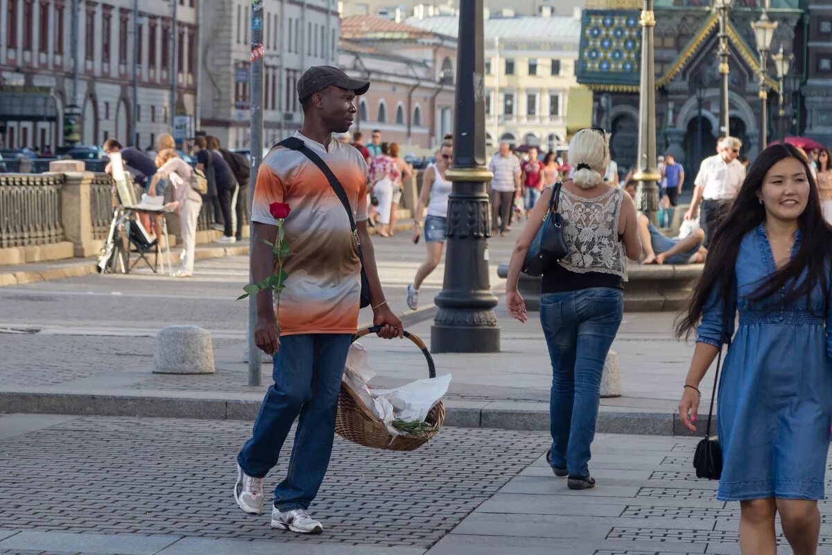 Сняла мужа на улице. Люди на улице. Люди в городе. Прохожие на улицах города. Прохожие люди на улице.