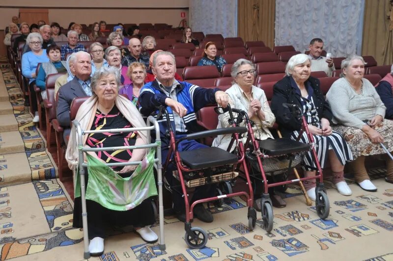 Пожилые и инвалиды. Люди с ограниченными возможностями пожилые. Пожилые люди и инвалиды. Помощь престарелым и инвалидам. Люди с ограниченными возможностями пожилые.