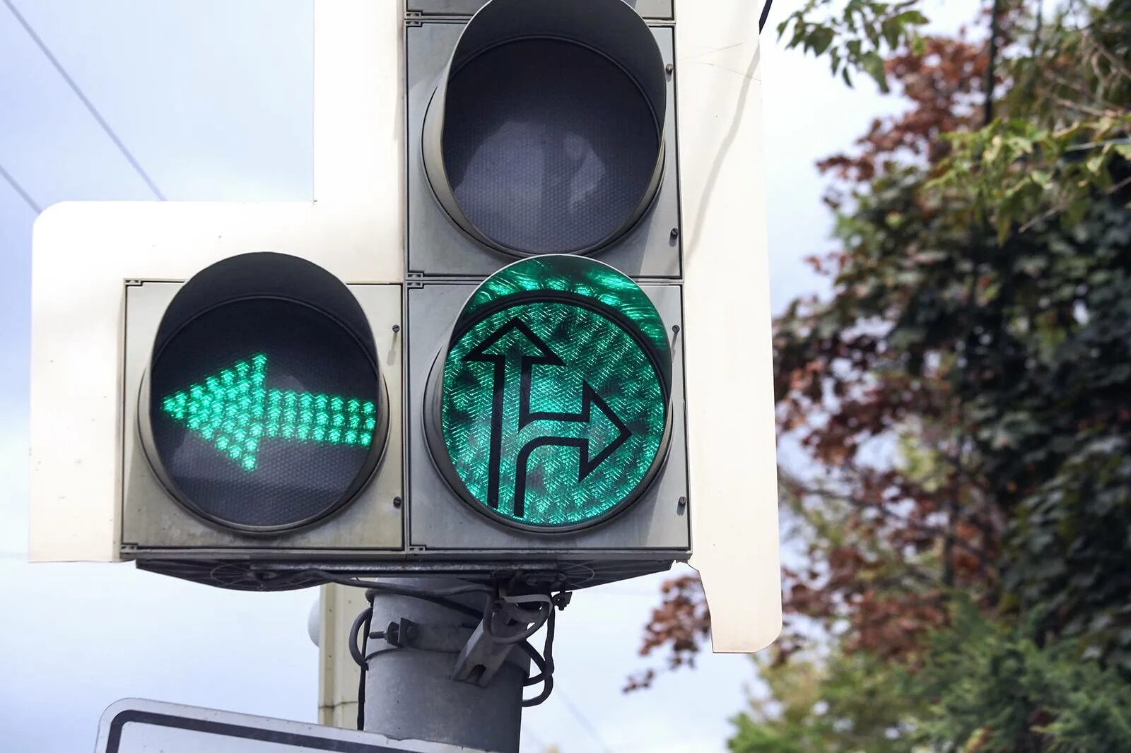 Дополнительная зеленая стрелка на светофоре налево. Зеленый светофор. Зеленая стрелка светофора. Светофор со стрелкой. Светофор с дополнительной секцией.