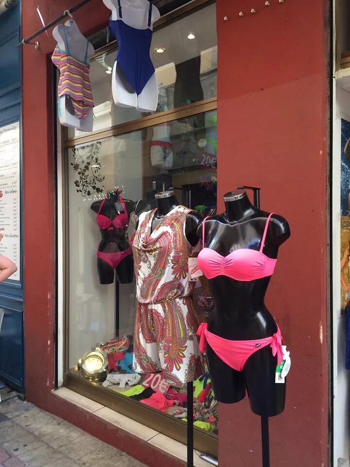 Магазин купальников и нижнего белья. Женский купальник. Купальник. Магазин купальников адрес. Витрина купальников.