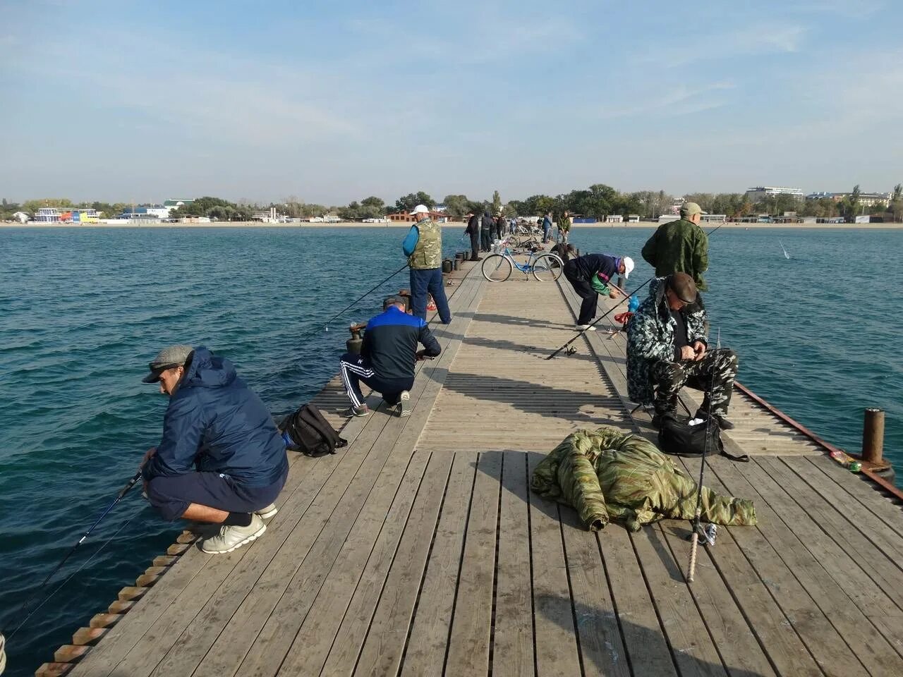 Морская рыбалка Анапа. Витязево морская рыбалка. Рыбак на пирсе. Рыбалка в Анапе. Что ловят на берегу черного моря