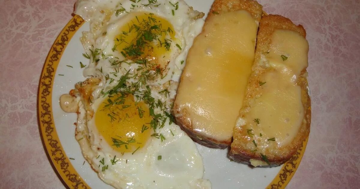 Гренки с яйцом рецепт с фото. Гренки с яйцом. гренки с яичницей. гренка с яйцом. яичница в гренке.