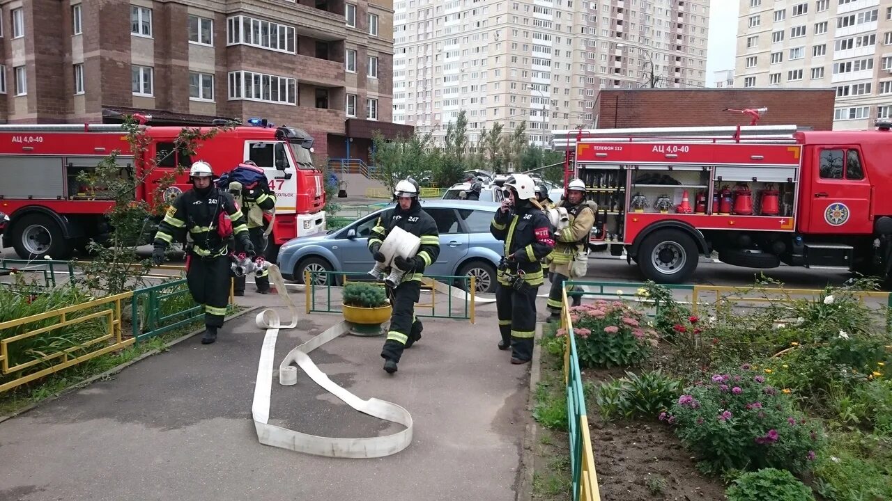 Пожарный мо рф. Мособлпожспас Подольск. Учения МЧС Подольск. Огнеборцы Подольска. Тушение пожара в жилом доме.