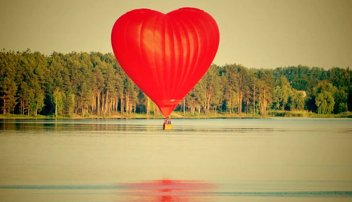 Большое сердце 2 класс. Воздушный шар любовь. Воздушный шар «сердце». Воздушный шар в виде сердца. Воздушный шар сердце полет.
