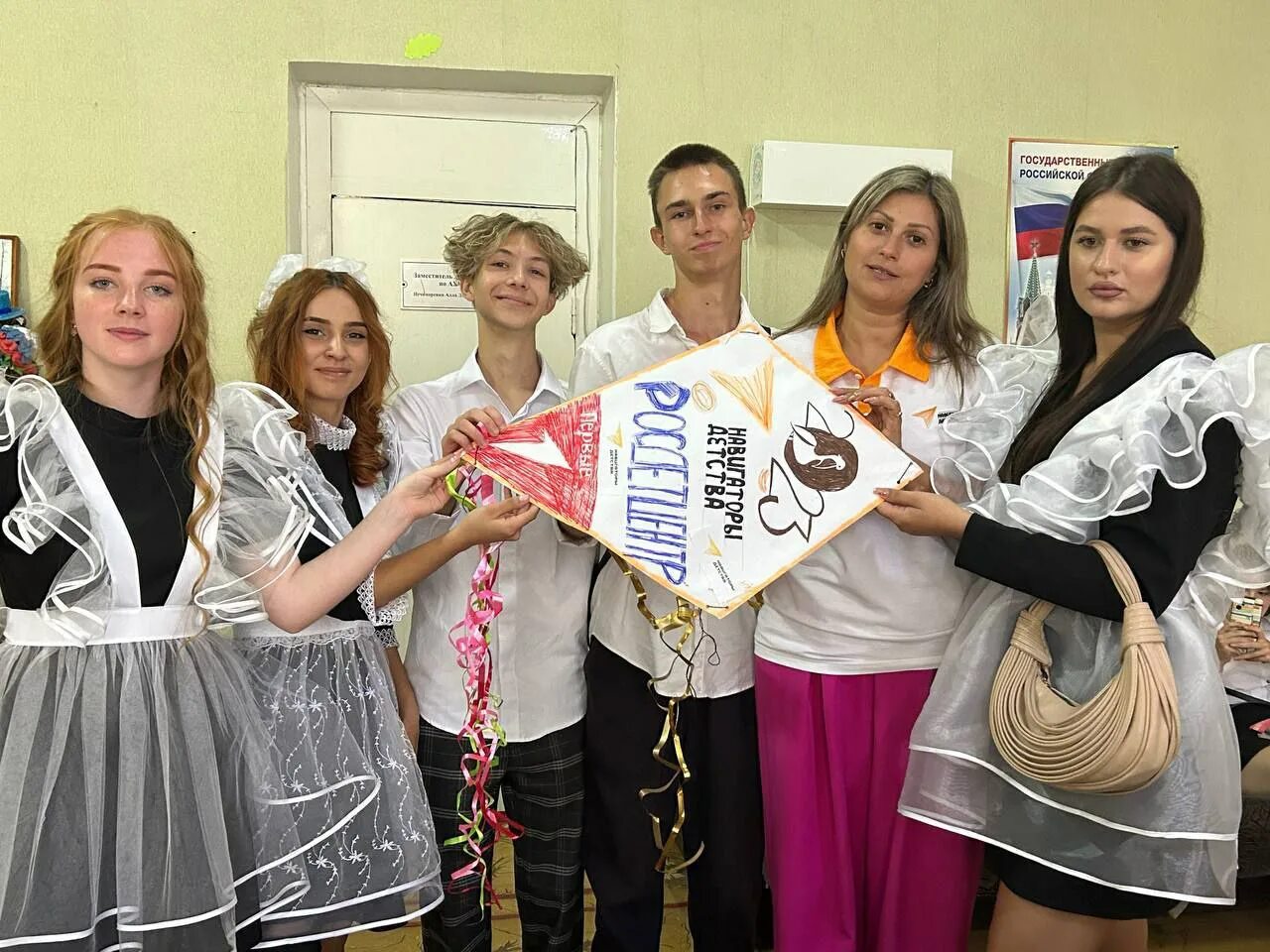 Гоу лнр асш 15. Традиция самолетик будущего на последний звонок. гоу лнр асш но 15. гоу лнр асш номер 15 выпуск.