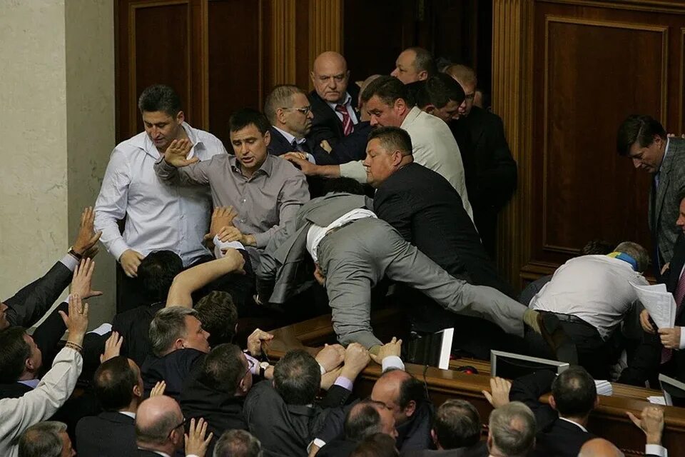 Депутаты рады обсуждают