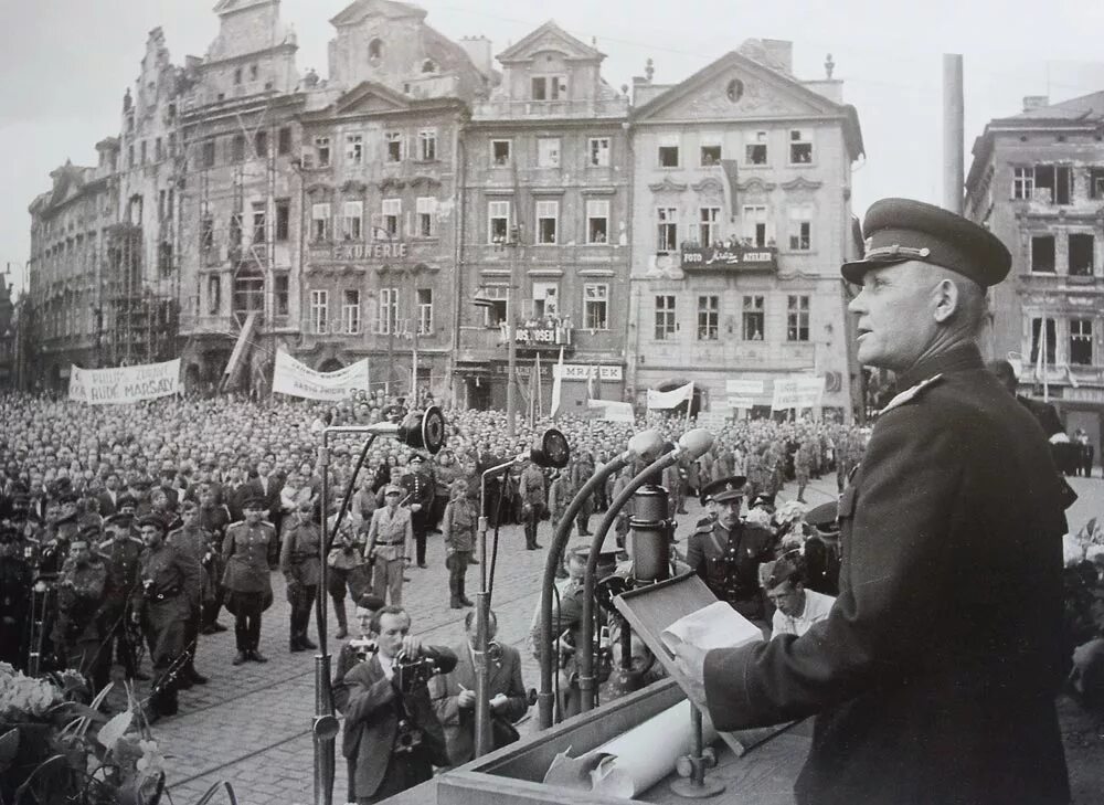 Операция в чехии. Маршал конев в праге 1945. освобождение праги конев. пражская операция 1945 освобождение чехословакии. взятие праги 1945.