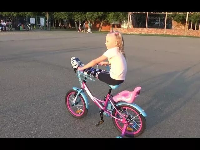 Алиса почем. Велосипед розовый для девочки. Маленький велосипед мне. Велосипед большой и маленький.