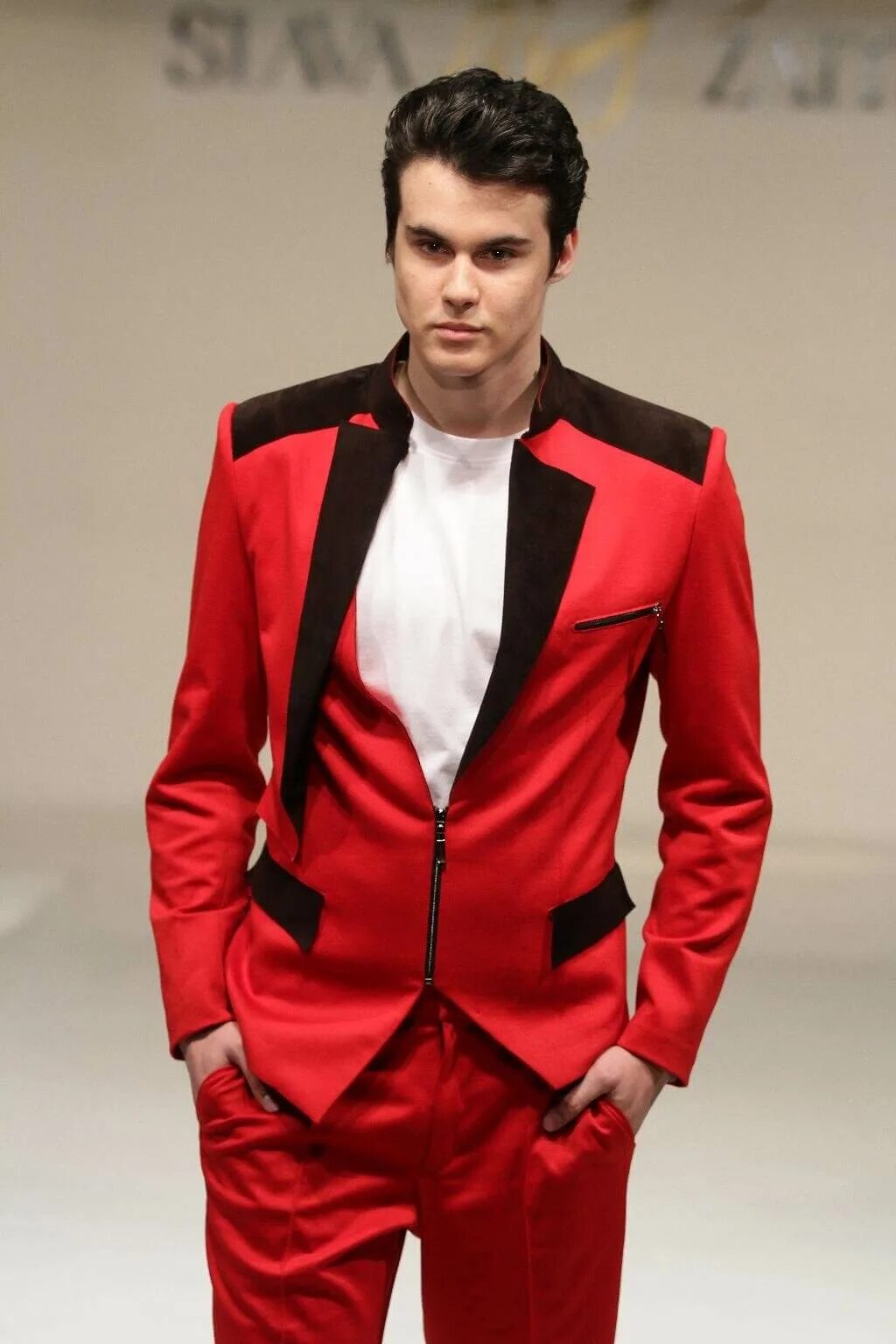 Красная мужская форма. Мужчина в Красном костюме. Необычные мужские костюмы. Красный костюм мужской классический. Красная одежда мужская.